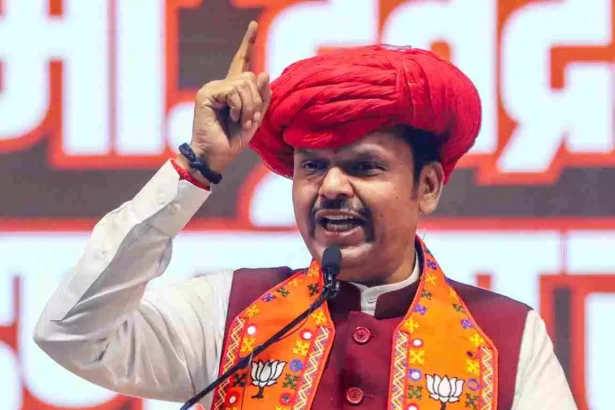 महाराष्ट्र के मुख्यमंत्री देवेंद्र फडणवीस एनसीपी के शरद पवार और अजित पवार गठबंधन पर बयान देते हुए