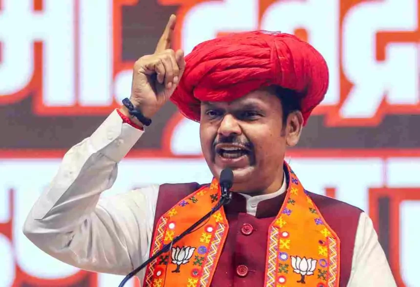 महाराष्ट्र के मुख्यमंत्री देवेंद्र फडणवीस एनसीपी के शरद पवार और अजित पवार गठबंधन पर बयान देते हुए