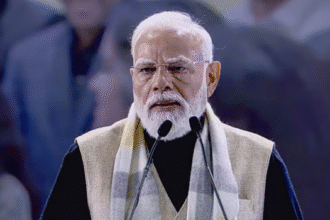 प्रधानमंत्री नरेंद्र मोदी भाषण देते हुए, राष्ट्र-निर्माण और निरंतर प्रयास पर बल देते हुए