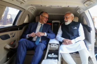 साबरमती गांधी आश्रम में महात्मा गांधी को श्रद्धांजलि अर्पित करते प्रधानमंत्री नरेंद्र मोदी और जर्मन चांसलर फ्रेडरिक मर्ज़