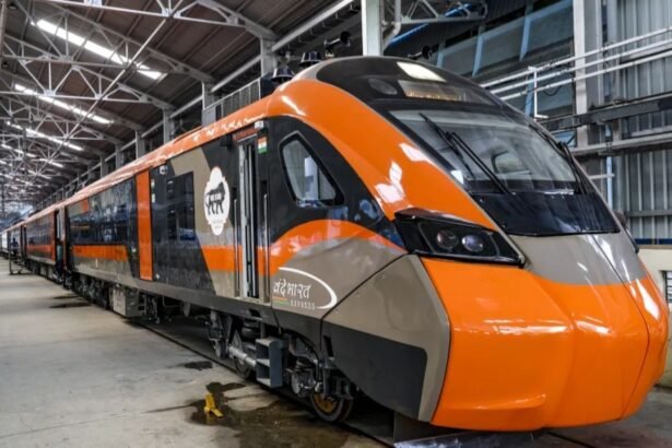 हावड़ा-गुवाहाटी वंदे भारत स्लीपर ट्रेन में यात्रियों को आरामदायक और सुरक्षित यात्रा करते हुए दिखाया गया