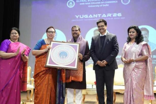 केंद्रीय मंत्री धर्मेंद्र प्रधान श्री राम कॉलेज ऑफ कॉमर्स के शताब्दी समारोह में मीडिया से बातचीत करते हुए