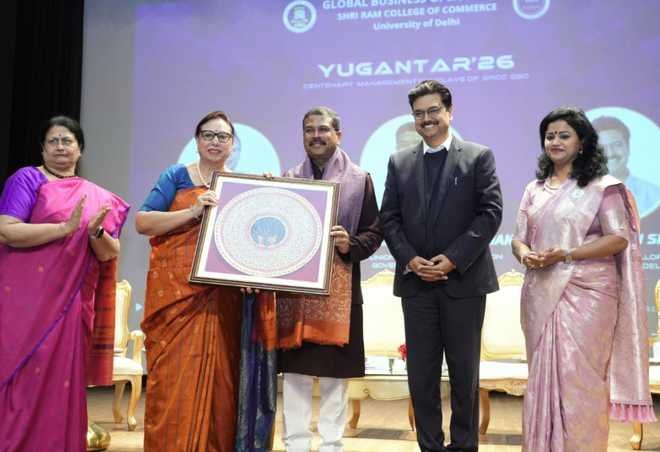 केंद्रीय मंत्री धर्मेंद्र प्रधान श्री राम कॉलेज ऑफ कॉमर्स के शताब्दी समारोह में मीडिया से बातचीत करते हुए