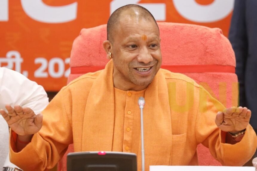 उत्तर प्रदेश के छात्र सरकारी योजना के तहत छात्रवृत्ति का लाभ लेते हुए