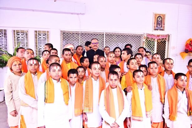 लखनऊ में अपने आवास पर बटुकों का सम्मान करते हुए ब्रजेश पाठक, पारंपरिक तिलक और शिखा के साथ ब्राह्मण छात्र मौजूद