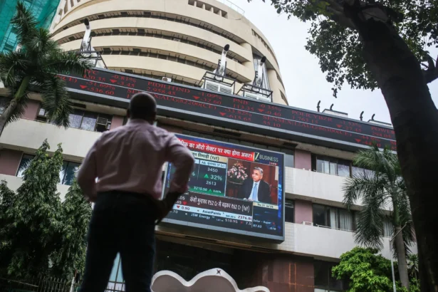 भारतीय शेयर बाजार में गिरावट के दौरान स्क्रीन पर लाल निशान दिखाते Sensex और Nifty इंडेक्स