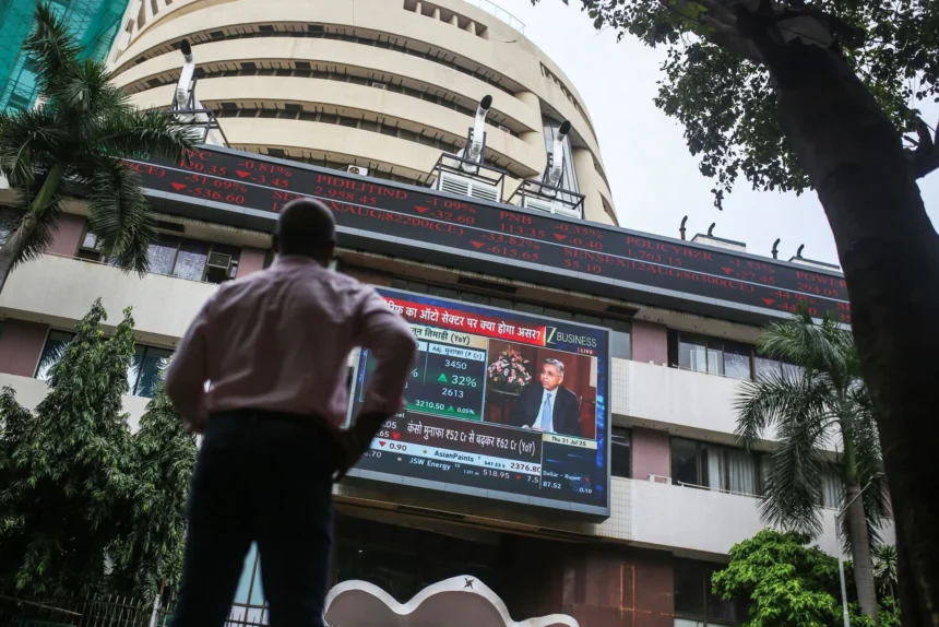 भारतीय शेयर बाजार में गिरावट के दौरान स्क्रीन पर लाल निशान दिखाते Sensex और Nifty इंडेक्स