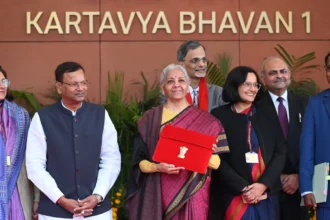 संसद में बजट 2026 पेश करतीं वित्त मंत्री निर्मला सीतारमण