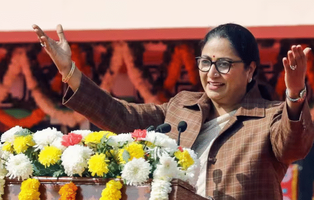 रामलीला मैदान में कार्यक्रम के दौरान सीएम रेखा गुप्ता
