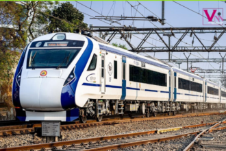 स्टेशन पर खड़ी वंदे भारत एक्सप्रेस ट्रेन, राजस्थान में दो सेवाएं बंद होने की खबर