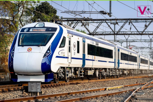 स्टेशन पर खड़ी वंदे भारत एक्सप्रेस ट्रेन, राजस्थान में दो सेवाएं बंद होने की खबर