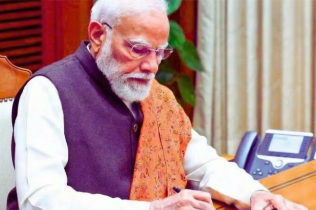 नए पीएमओ ‘सेवा तीर्थ’ में फाइल पर हस्ताक्षर करते प्रधानमंत्री नरेंद्र मोदी