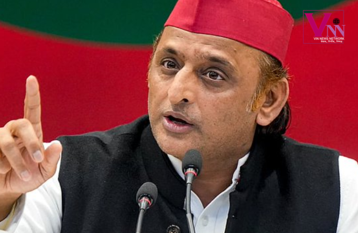 प्रेस कॉन्फ्रेंस में फॉर्म-7 मुद्दे पर बोलते हुए समाजवादी पार्टी अध्यक्ष अखिलेश यादव