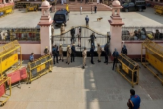 बम की धमकी के बाद जोधपुर हाईकोर्ट परिसर के बाहर तैनात पुलिस और सुरक्षा बल