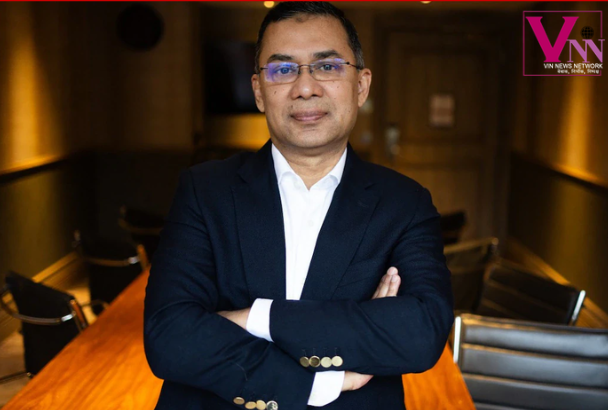 बांग्लादेश में प्रधानमंत्री पद की शपथ लेते तारिक रहमान, साथ में राष्ट्रपति शहाबुद्दीन और कैबिनेट सदस्य