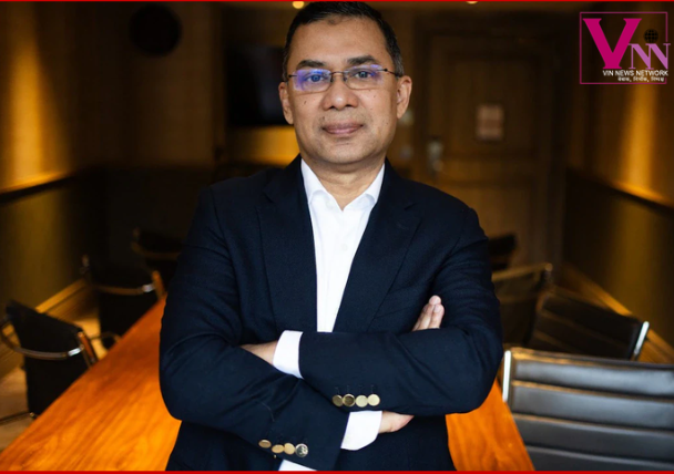 बांग्लादेश में प्रधानमंत्री पद की शपथ लेते तारिक रहमान, साथ में राष्ट्रपति शहाबुद्दीन और कैबिनेट सदस्य