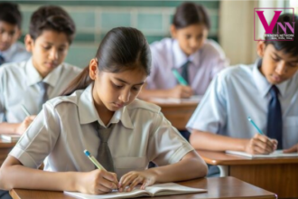 एमपी बोर्ड परीक्षा केंद्र के बाहर छात्र और अधिकारी, अंग्रेजी पेपर विवाद के बाद जांच की स्थिति