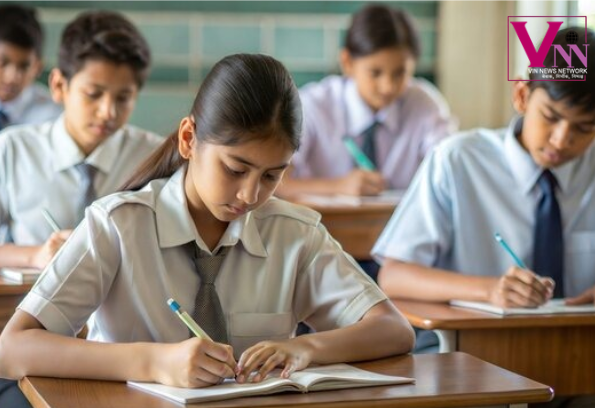 एमपी बोर्ड परीक्षा केंद्र के बाहर छात्र और अधिकारी, अंग्रेजी पेपर विवाद के बाद जांच की स्थिति