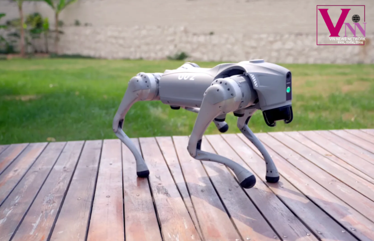 टेक एक्सपो में प्रदर्शित रोबोटिक डॉग का दृश्य