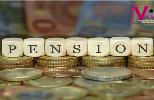 ईपीएफओ कार्यालय और मोबाइल पर पीएफ बैलेंस चेक करता कर्मचारी