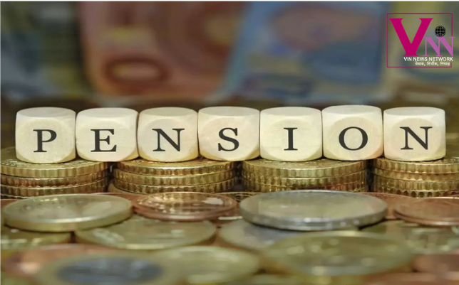 ईपीएफओ कार्यालय और मोबाइल पर पीएफ बैलेंस चेक करता कर्मचारी