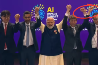 भारत मंडपम में आयोजित AI समिट के मंच पर पीएम नरेंद्र मोदी की मौजूदगी में सैम ऑल्टमैन और डारियो अमोदेई हाथ मिलाने से बचते हुए मुट्ठियां उठाते हुए दिखाई दे रहे हैं