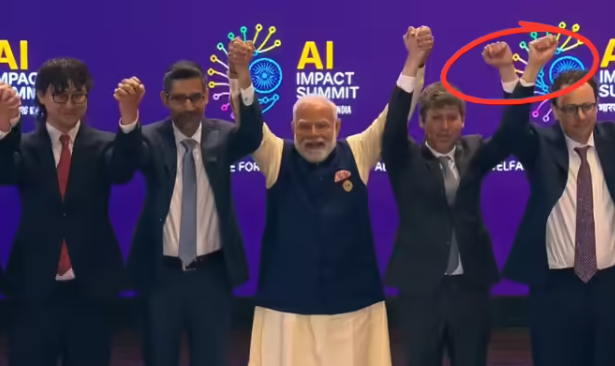 भारत मंडपम में आयोजित AI समिट के मंच पर पीएम नरेंद्र मोदी की मौजूदगी में सैम ऑल्टमैन और डारियो अमोदेई हाथ मिलाने से बचते हुए मुट्ठियां उठाते हुए दिखाई दे रहे हैं