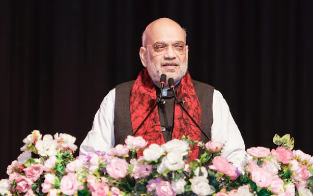 अमित शाह कछार जिले के वाइब्रेंट विलेज प्रोग्राम उद्घाटन समारोह में भाषण देते हुए