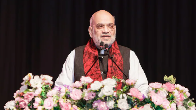 अमित शाह कछार जिले के वाइब्रेंट विलेज प्रोग्राम उद्घाटन समारोह में भाषण देते हुए