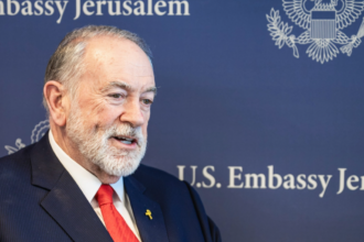 मिडिल ईस्ट के नक्शे और अमेरिकी राजदूत के बयान से जुड़ा दृश्य