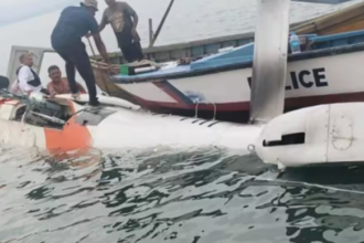 अंडमान निकोबार के समुद्र में इमरजेंसी लैंडिंग के बाद पवन हंस हेलिकॉप्टर पानी में तैरता हुआ दिख रहा है और बचाव टीम यात्रियों को सुरक्षित निकाल रही है।