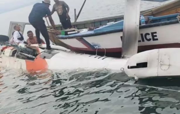 अंडमान निकोबार के समुद्र में इमरजेंसी लैंडिंग के बाद पवन हंस हेलिकॉप्टर पानी में तैरता हुआ दिख रहा है और बचाव टीम यात्रियों को सुरक्षित निकाल रही है।