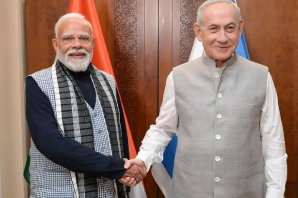 इजरायल के प्रधानमंत्री बेंजामिन नेतन्याहू भारतीय शैली की जैकेट पहनकर प्रधानमंत्री नरेंद्र मोदी के साथ डिनर से पहले