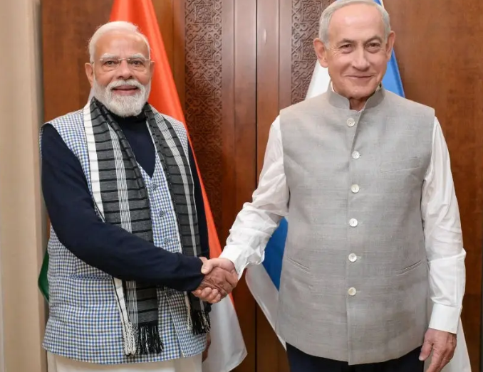 इजरायल के प्रधानमंत्री बेंजामिन नेतन्याहू भारतीय शैली की जैकेट पहनकर प्रधानमंत्री नरेंद्र मोदी के साथ डिनर से पहले