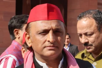 अखिलेश यादव समाजवादी पार्टी के कार्यकर्ताओं के बीच बैठक में