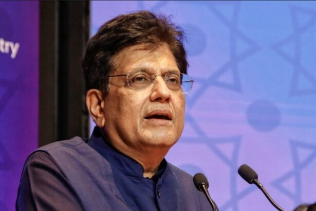 केंद्रीय वाणिज्य एवं उद्योग मंत्री पीयूष गोयल उद्योग प्रतिनिधियों के साथ बैठक में निर्यात और व्यापार विस्तार पर चर्चा करते हुए