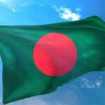 बांग्लादेश के मौलवीबाजार में चुनाव से पहले हिंदू युवक की संदिग्ध हत्या के बाद मौके पर जांच करती पुलिस और जुटी स्थानीय भीड़।