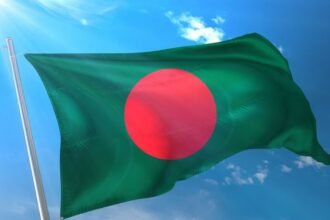 बांग्लादेश के मौलवीबाजार में चुनाव से पहले हिंदू युवक की संदिग्ध हत्या के बाद मौके पर जांच करती पुलिस और जुटी स्थानीय भीड़।