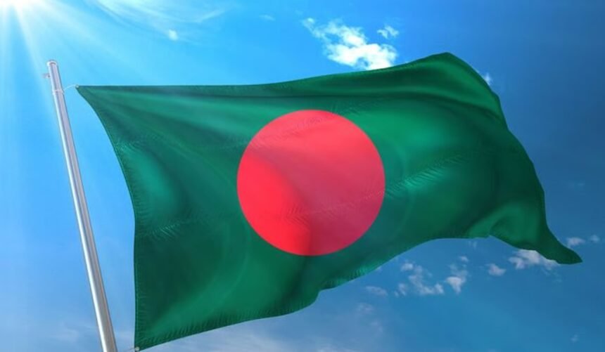 बांग्लादेश के मौलवीबाजार में चुनाव से पहले हिंदू युवक की संदिग्ध हत्या के बाद मौके पर जांच करती पुलिस और जुटी स्थानीय भीड़।