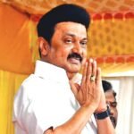 तमिलनाडु के मुख्यमंत्री एम. के. स्टालिन जनसभा में 1.3 करोड़ महिलाओं को कलाइग्नार योजना के तहत ₹5,000 देने की घोषणा करते हुए।