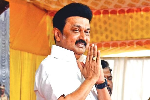 तमिलनाडु के मुख्यमंत्री एम. के. स्टालिन जनसभा में 1.3 करोड़ महिलाओं को कलाइग्नार योजना के तहत ₹5,000 देने की घोषणा करते हुए।