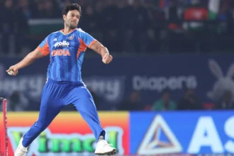 भारतीय शेयर बाजार में गिरावट के दौरान स्क्रीन पर लाल निशान दिखाते Sensex और Nifty इंडेक्स