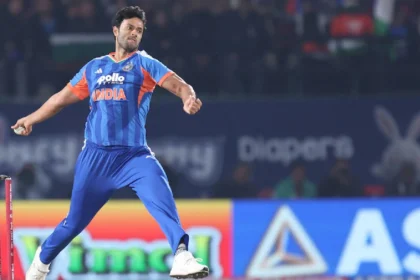 भारतीय शेयर बाजार में गिरावट के दौरान स्क्रीन पर लाल निशान दिखाते Sensex और Nifty इंडेक्स