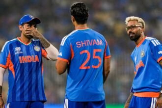 भारत बनाम जिम्बाब्वे टी20 मैच में शिवम दुबे गेंदबाजी करते हुए, खराब प्रदर्शन के दौरान निराश दिखाई देते हुए