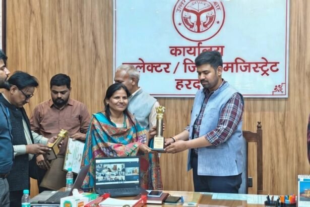 हरदोई के किसान राज्य स्तरीय शाकभाजी, फल एवं पुष्प प्रदर्शनी में पुरस्कार प्राप्त करते हुए, विभिन्न फसलों और उत्पादों के साथ मंच पर सम्मानित होते दिख रहे हैं।