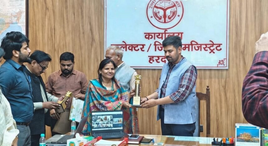 हरदोई के किसान राज्य स्तरीय शाकभाजी, फल एवं पुष्प प्रदर्शनी में पुरस्कार प्राप्त करते हुए, विभिन्न फसलों और उत्पादों के साथ मंच पर सम्मानित होते दिख रहे हैं।