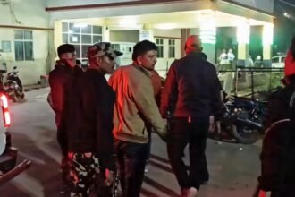 गया में STF टीम पर हमले के बाद मौके पर तैनात पुलिस बल और ग्रामीणों की भीड़