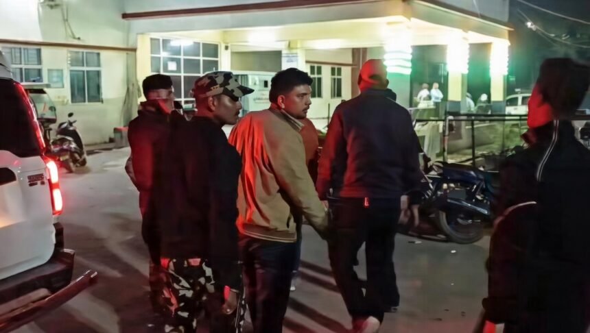 गया में STF टीम पर हमले के बाद मौके पर तैनात पुलिस बल और ग्रामीणों की भीड़