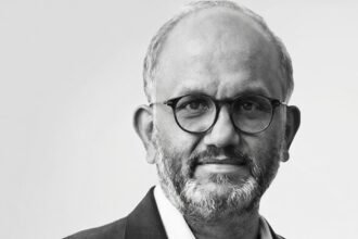 लैपटॉप पर Adobe टूल्स का उपयोग करते हुए डिजिटल डिजाइन सीखते छात्र