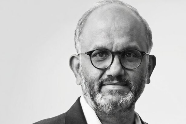 लैपटॉप पर Adobe टूल्स का उपयोग करते हुए डिजिटल डिजाइन सीखते छात्र